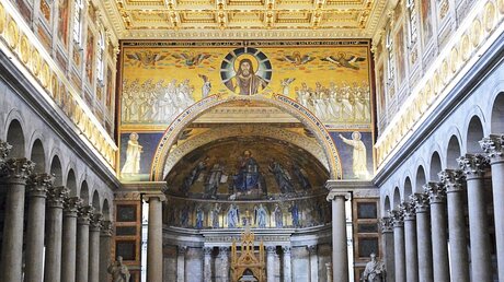 Das Hauptportal mit der Kassettendecke von Sankt Paul vor den Mauern, eine der Papstbasiliken von Rom. / © Gerlinde Pfirsching (KNA)