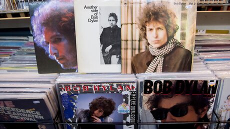 Schallplatten mit Songs von Bob Dylan / © Sven Hoppe (dpa)