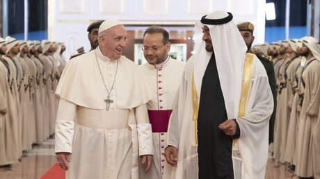 Scheich Mohammed bin Said Al Nahjan, Kronprinz von Abu Dhabi, empfängt Papst Franziskus am Flughafen / © Ryan Carter (dpa)