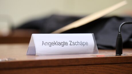 Schild mit der Aufschrift "Angeklagte Zschäpe" im Gerichtssaal im Oberlandesgericht München / © Tobias Hase (dpa)