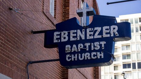 Schild vor der Ebenezer Baptist Church in Atlanta, Georgia, USA  / © Kelly vanDellen (shutterstock)