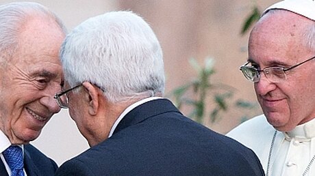 Juni 2014: Papst Franziskus begrüßt Schimon Peres (r.) und Mahmud Abbas (M.) im Vatikan / © Claudio Peri (dpa)