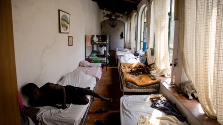 Schlafstätte für Flüchtlinge    / © Antonino Condorelli (KNA)