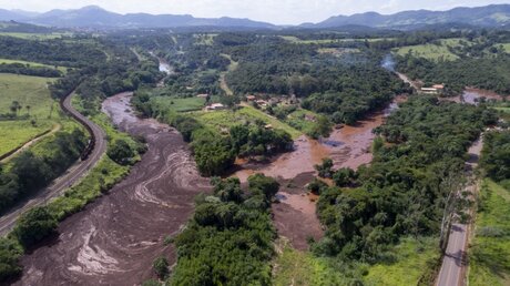 Schlammlawine nach einem Dammbruch in Brasilien / © Bruno Correia (dpa)