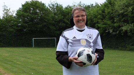 Seit 2017 ist Schwester Katharina Hartleib aus Olpe bei DOMRADIO.DE on air. Mit Interviews, geistlichen Impulsen und als Fußball-Expertin / © Martin Biallas (DR)