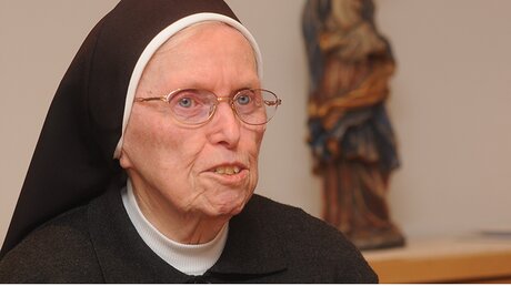 Schwester Nicola vermisst vor allem die täglichen Gottesdienste in der Bensberger oder Refrather Pfarrei. / © Beatrice Tomsetti (DR)