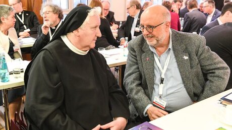 Schwester Philippa Rath, Benediktinerin, und Winfried Quecke, Mitglied des ZdK, bei der Synodalversammlung / © Harald Oppitz (KNA)