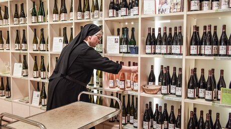 Schwester Thekla im Klosterladen / © Julia Steinbrecht (KNA)
