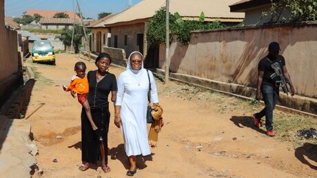 Schwester Veronica Onyeanisi besucht eine Frau, die bei einem Überfall verstümmelt wurde / © Hartmut Schwarzbach (missio)