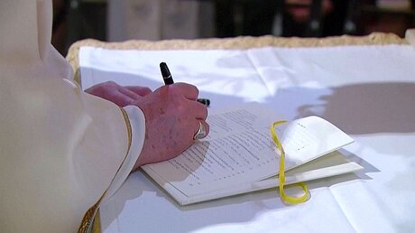 Screenshot: Franziskus unterzeichnet Enzyklika / © Reuters (Reuters)