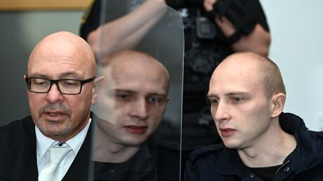 Sechster Prozesstag gibt Einblick in die Waffensammlung von Stephan B. (rechts) / © Hendrik Schmidt (dpa)