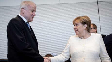 Seehofer und Merkel  / © Kay Nietfeld (dpa)