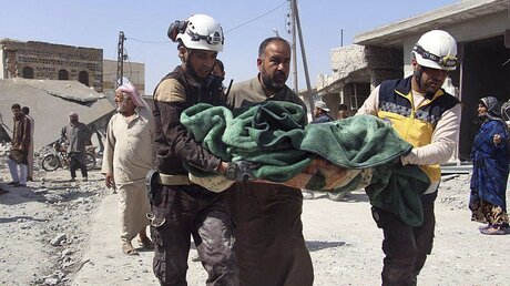 Seit Beginn der neuen Angriffswelle auf Syriens letztes großes Rebellengebiet Idlib sind mindestens sieben Kliniken und Gesundheitszentren bombardiert worden / © Syrische Weißhelme (dpa)
