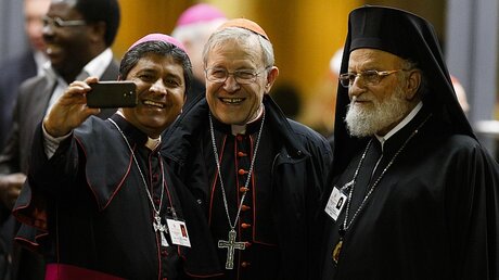 Selfie mit Kardinal Walter Kasper / © Paul Haring (KNA)
