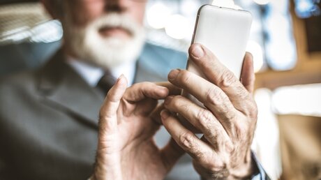 Senior mit einem Smartphone / © Liderina (shutterstock)