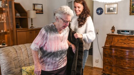 Seniorin mit Besucherin / © Harald Oppitz (KNA)