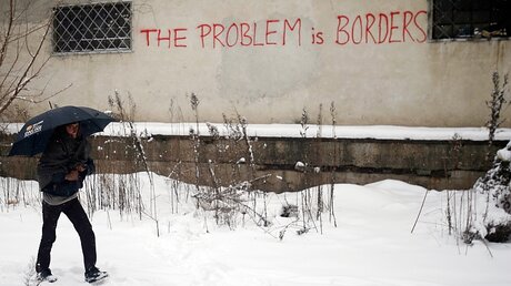 Schriftzug: "Das Problem sind die Grenzen" / © Darko Vojinovic (dpa)