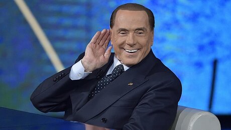 Silvio Berlusconi, ehemaliger italienischer Ministerpräsident, nimmt an einer Fernsehsendung teil / © Flavio Lo Scalzo (dpa)