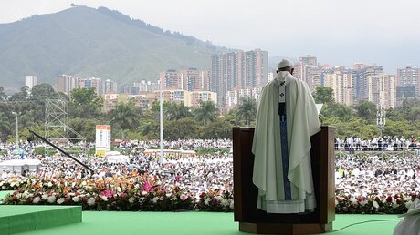 Eine Million Gläubige sind zur Messe nach Medellin gekommen / © Sim/L'Osservatore Romano/AP (dpa)