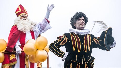 "Sinterklaas" mit seinem Helfer "Zwarter Piet" / © Patrick Post (KNA)