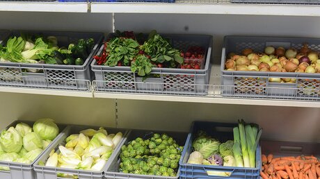 So sieht es in der Regel bei der Bergisch Gladbacher Tafel aus, wenn die Supermärkte ihr Gemüse abgeben. / © Beatrice Tomasetti (DR)