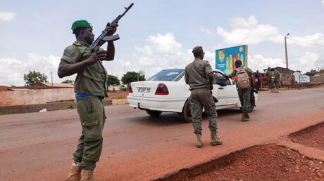 Soldaten kontrollieren die Lage in Mali / © Mohamed Salaha (dpa)