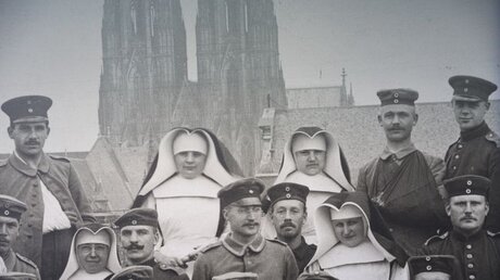 Soldaten und Krankenschwestern während des ersten Weltkrieges am Dom / © Moritz Dege (DR)