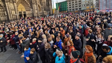 Solidarität zeigen: Menschen vor dem Kölner Dom / © Dominik Becker (DR)