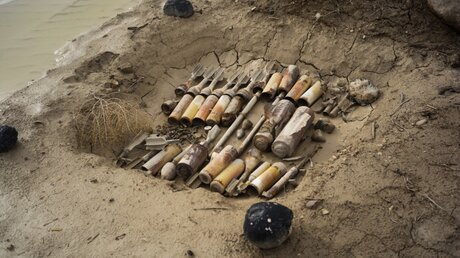 Sprengkörper, die im Land der Klöster im Gebiet von Qasr al-Yahud gefunden wurden / © Ilia Yefimovich (dpa)