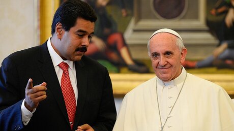 Staatschef Maduro und Papst Franziskus  / © Pool (dpa)