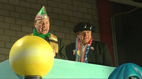 Stadtdechant Robert Kleine und Stadtsuperintendent Rolf Domning (r.) segnen Karnevalswagen / © Alexander Foxius (DR)