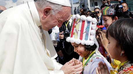 Start der Asien-Reise Ende 2017: Papst Franziskus wird von Kindern begrüßt  / © Andrew Medichini (dpa)