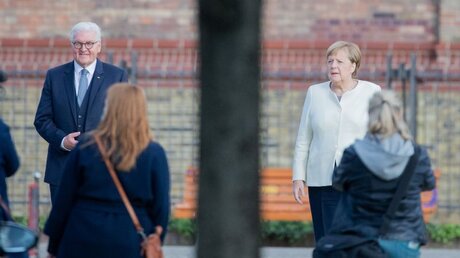Steinmeier und Merkel vor dem ökumenischen Gottesdienst vor der Kirche St. Peter und Paul / © Christoph Soeder (dpa)