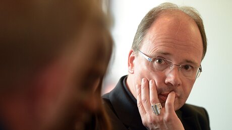 Bischof Stephan Ackermann im Profil / © Harald Oppitz (KNA)