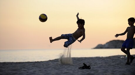 Italiens Schulkinder genießen die Ferien am Strand / © Gustavo Alabiso (epd)