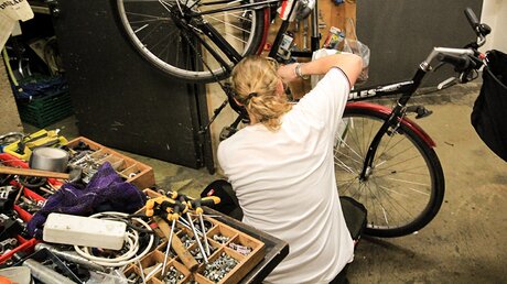 Sven repariert Fahrräder / © Witte (DR)
