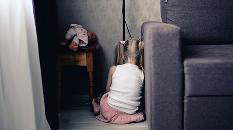 Symbolbild Kindesmissbrauch, sexuelle Gewalt, sexueller Missbrauch / © Natalia Lebedinskaia (shutterstock)
