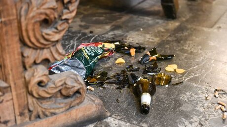 Symbolbild Müll in einer Kirche / © Harald Oppitz (KNA)