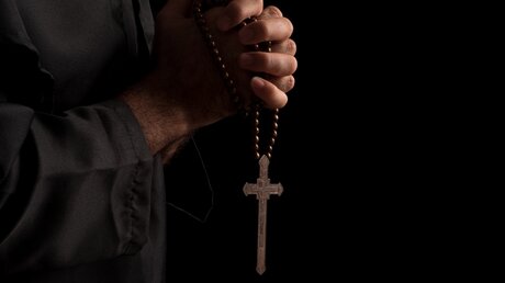 Symbolbild Priester mit Kreuz / © Dollydoll29 (shutterstock)