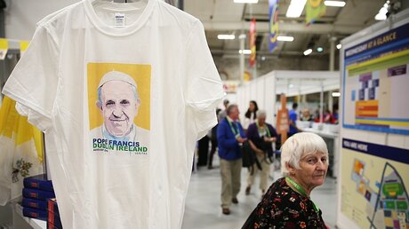  T-Shirt mit dem Gesicht des Papstes hängt in einem Laden in Dublin / © Brian Lawless (dpa)