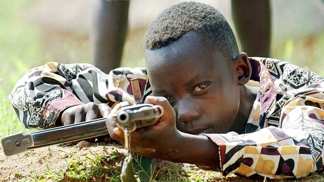 10-jähriger Kämpfer im Kongo / © Maurizio Gambarini (dpa)