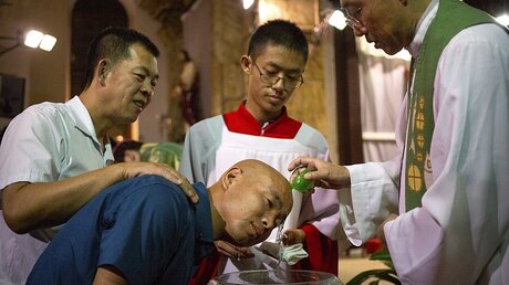 Taufe in China  / © Mark Schiefelbein (dpa)