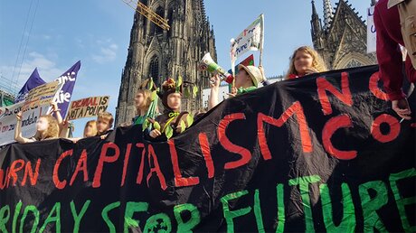 Tausende Schülerinnen und Schüler protestieren vor dem Kölner Dom (DR)