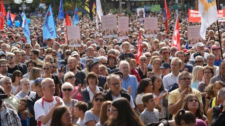 Tausende sind dem Aufruf "Köln zeigt Haltung" gefolgt / © Dominik Becker (DR)