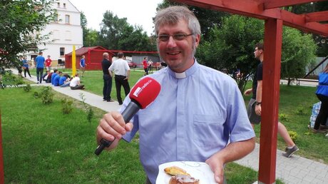 Pfarrer Thomas Taxacher auf dem Pfarrfest in Breslau Zerniki / © Veronika Seidel Cardoso (DR)