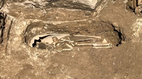 Teile eines Skelettes in einem zerstörten Sarg an der Milvischen Brücke in Rom / © Burkhard Jürgens (KNA)
