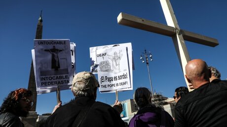 Teilnehmer einer Demonstration der Opferorganisation "Ending Clergy Abuse" (ECA) tragen am 23. Februar 2019 in Rom, während des Anti-Missbrauchsgipfels, ein großes Holzkreuz und Banner mit der Aufschrift "Der Papst ist taub". (KNA)