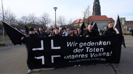 Teilnehmer einer rechten Demonstration in Dresden / © Sebastian Willnow (dpa)