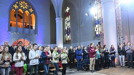 Teilnehmer und Teilnehmerinnen des Gottesdienstes / © Schnaubelt (BDKJ)