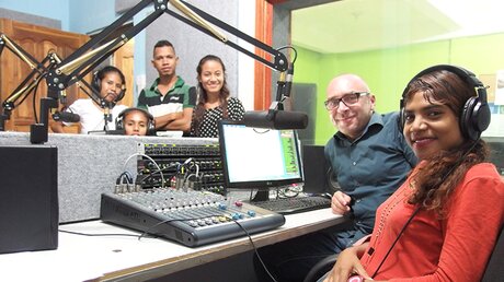 In Timor Leste unterstützt der Journalist Christian Schulte, Fachkraft der AGEH, das Projekt eines Lokalradios, das nach dem Bürgerkrieg über gewaltfreie Konfliktlösungen aufklärt.  (AGEH)